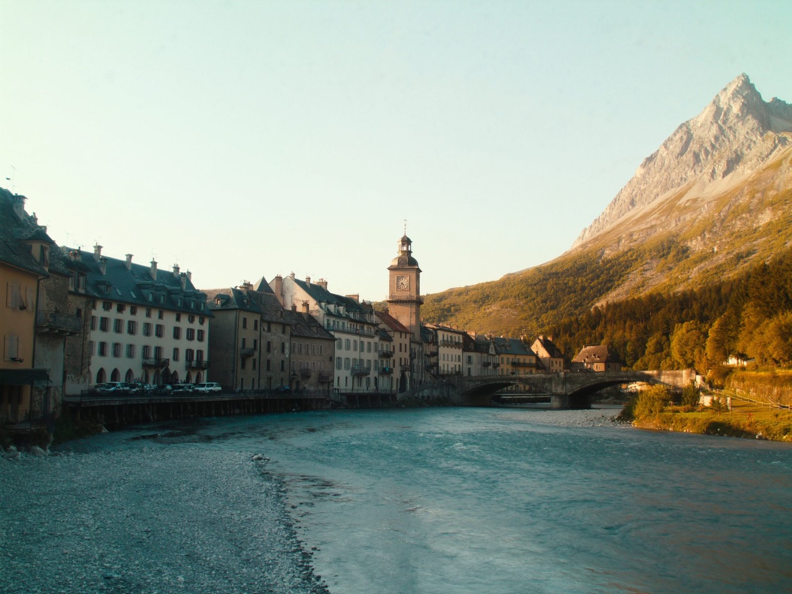 Bonneville, le pont sur l'Arve et sa tour au couchant